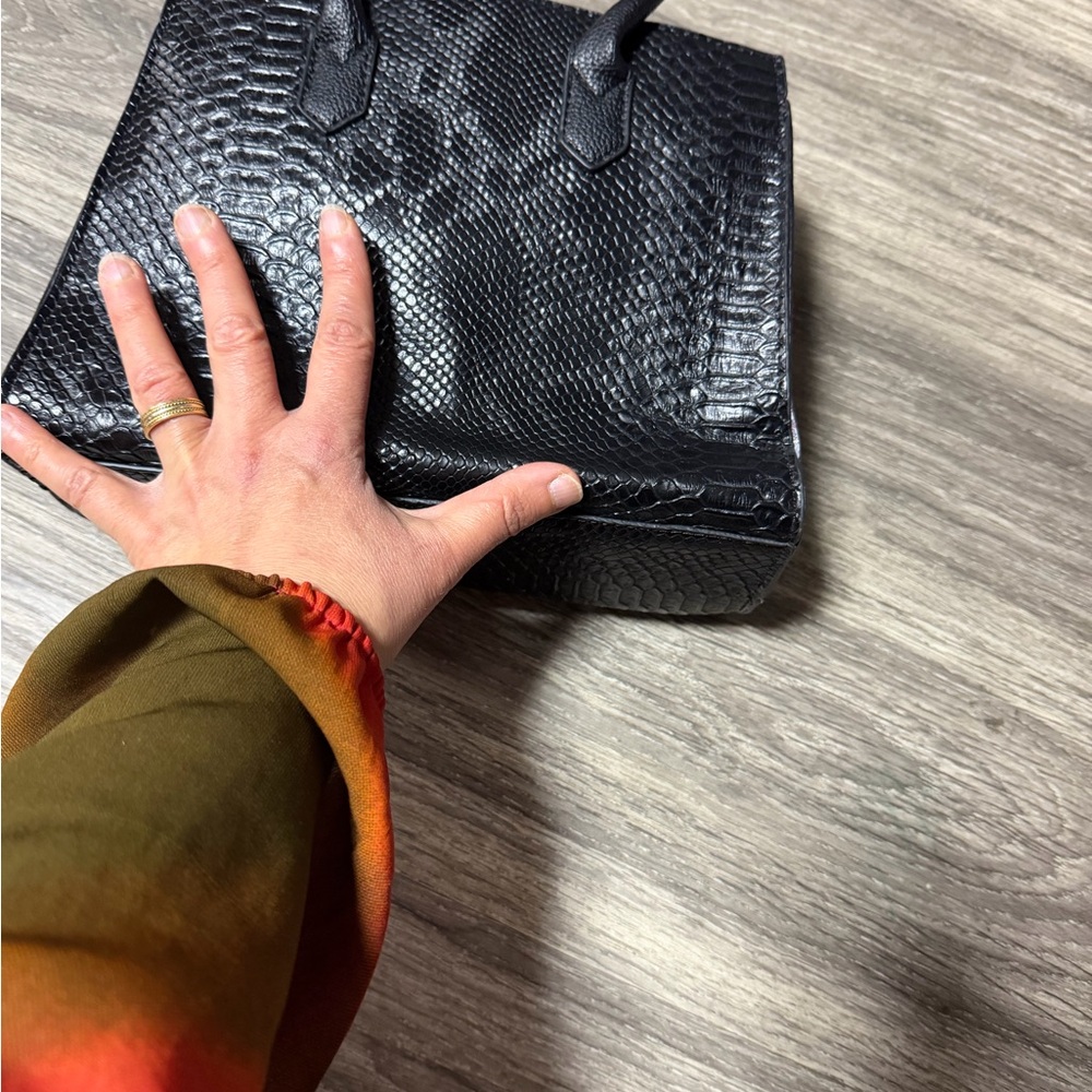 Elegant Black Snake-Embossed Handbag - Picture 8 of 10